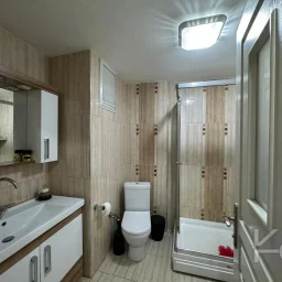 Laci̇vert Cadde Tek Yetki̇li̇ Bayar Caddesi̇ Yakını Balkonlu 102m²net 3+1