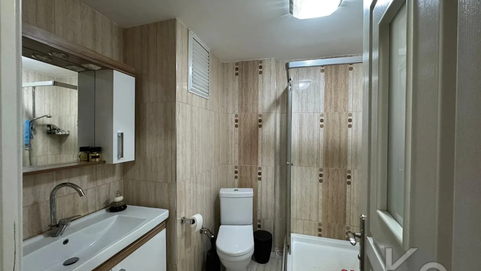 Laci̇vert Cadde Tek Yetki̇li̇ Bayar Caddesi̇ Yakını Balkonlu 102m²net 3+1