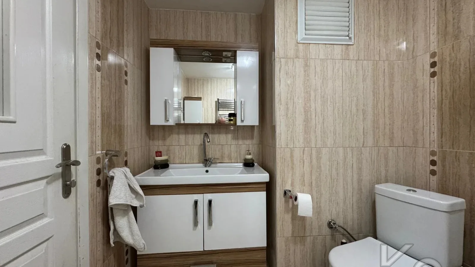 Laci̇vert Cadde Tek Yetki̇li̇ Bayar Caddesi̇ Yakını Balkonlu 102m²net 3+1