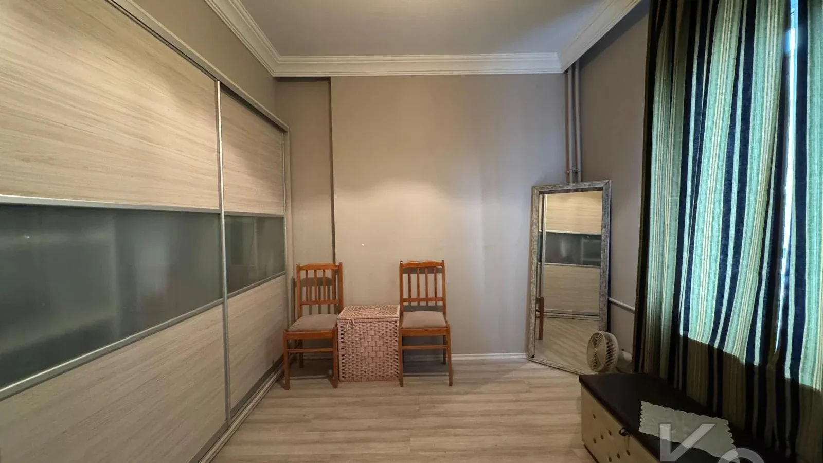 Laci̇vert Cadde Tek Yetki̇li̇ Bayar Caddesi̇ Yakını Balkonlu 102m²net 3+1