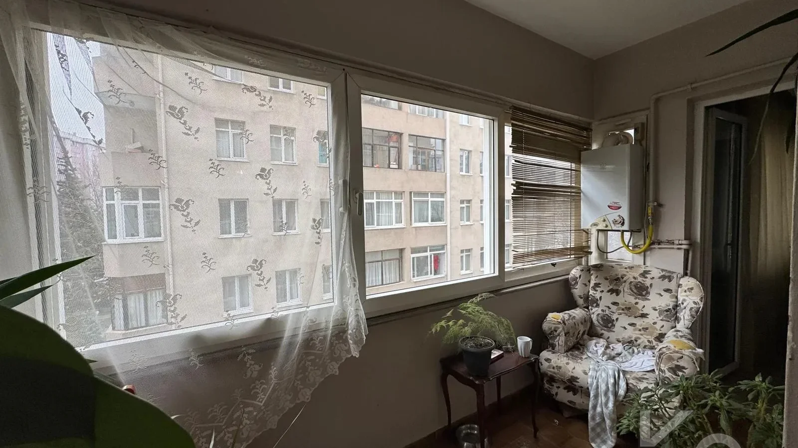 Laci̇vert Cadde Tek Yetki̇li̇ Bayar Caddesi̇ Yakını Balkonlu 102m²net 3+1