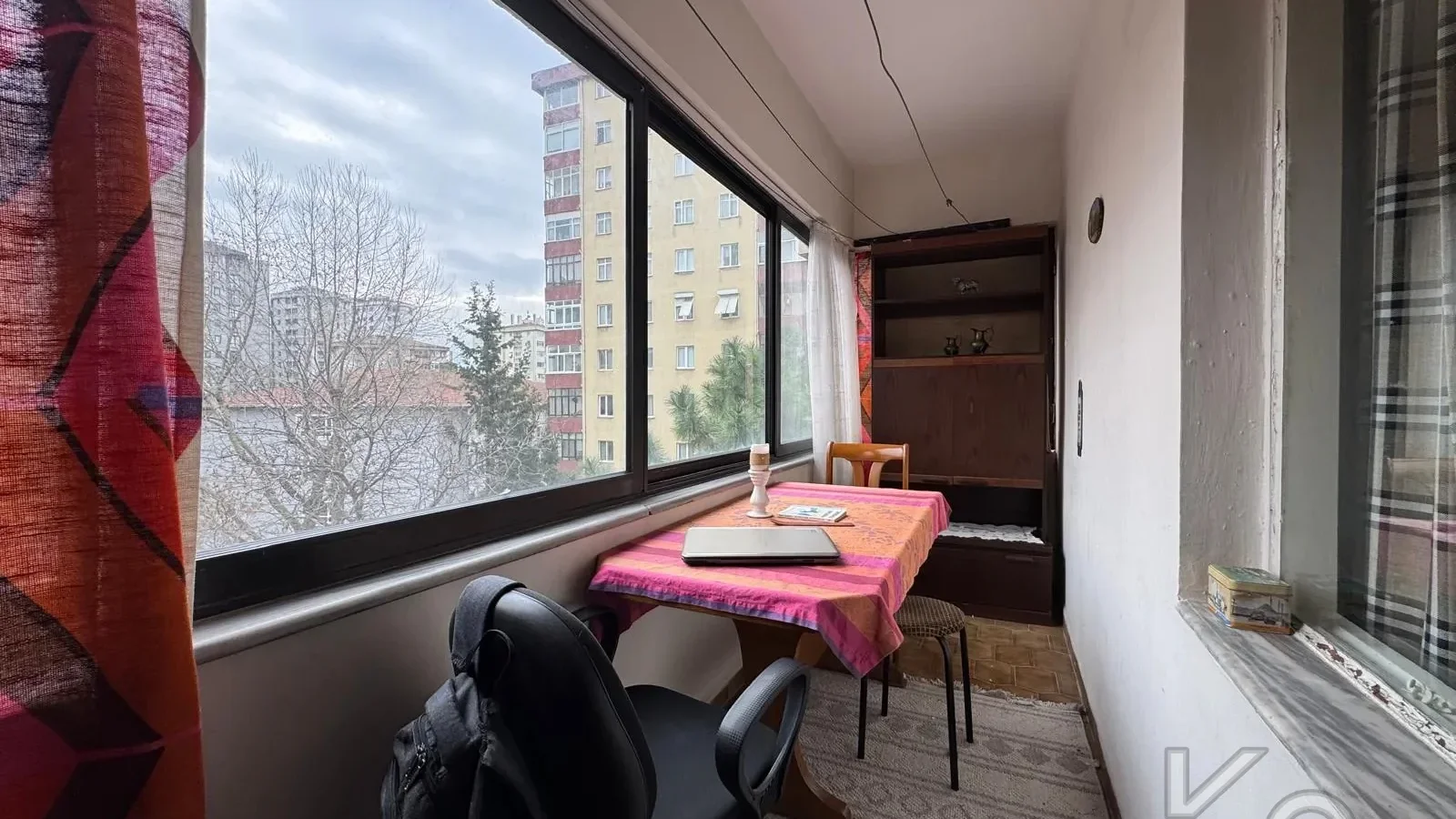 Laci̇vert Cadde Tek Yetki̇li̇ Bayar Caddesi̇ Yakını Balkonlu 102m²net 3+1