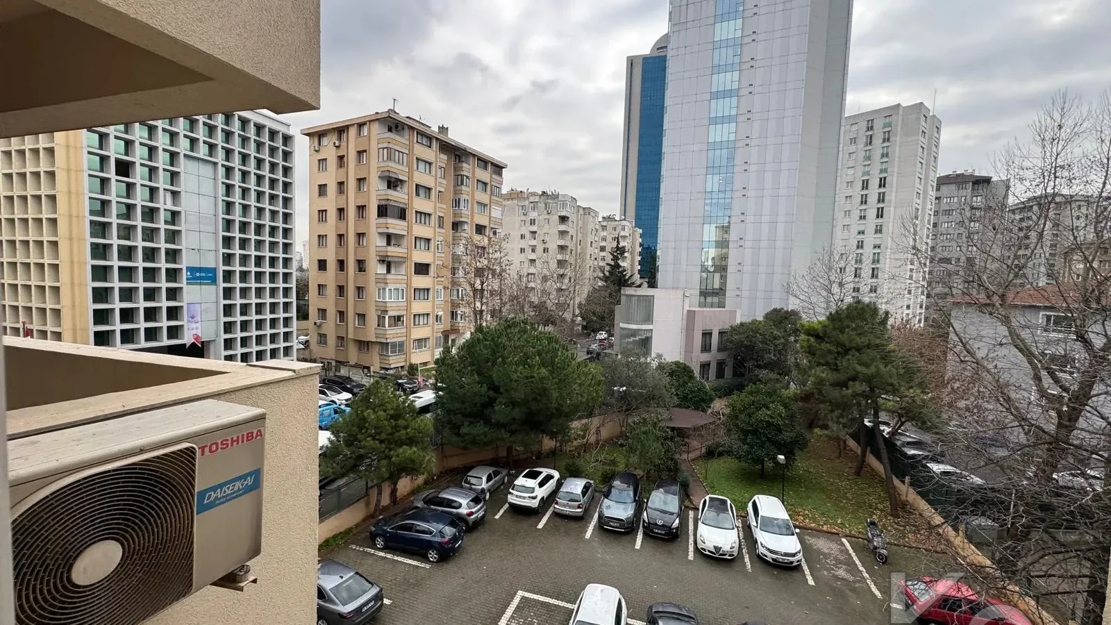 Laci̇vert Cadde Tek Yetki̇li̇ Bayar Caddesi̇ Yakını Balkonlu 102m²net 3+1