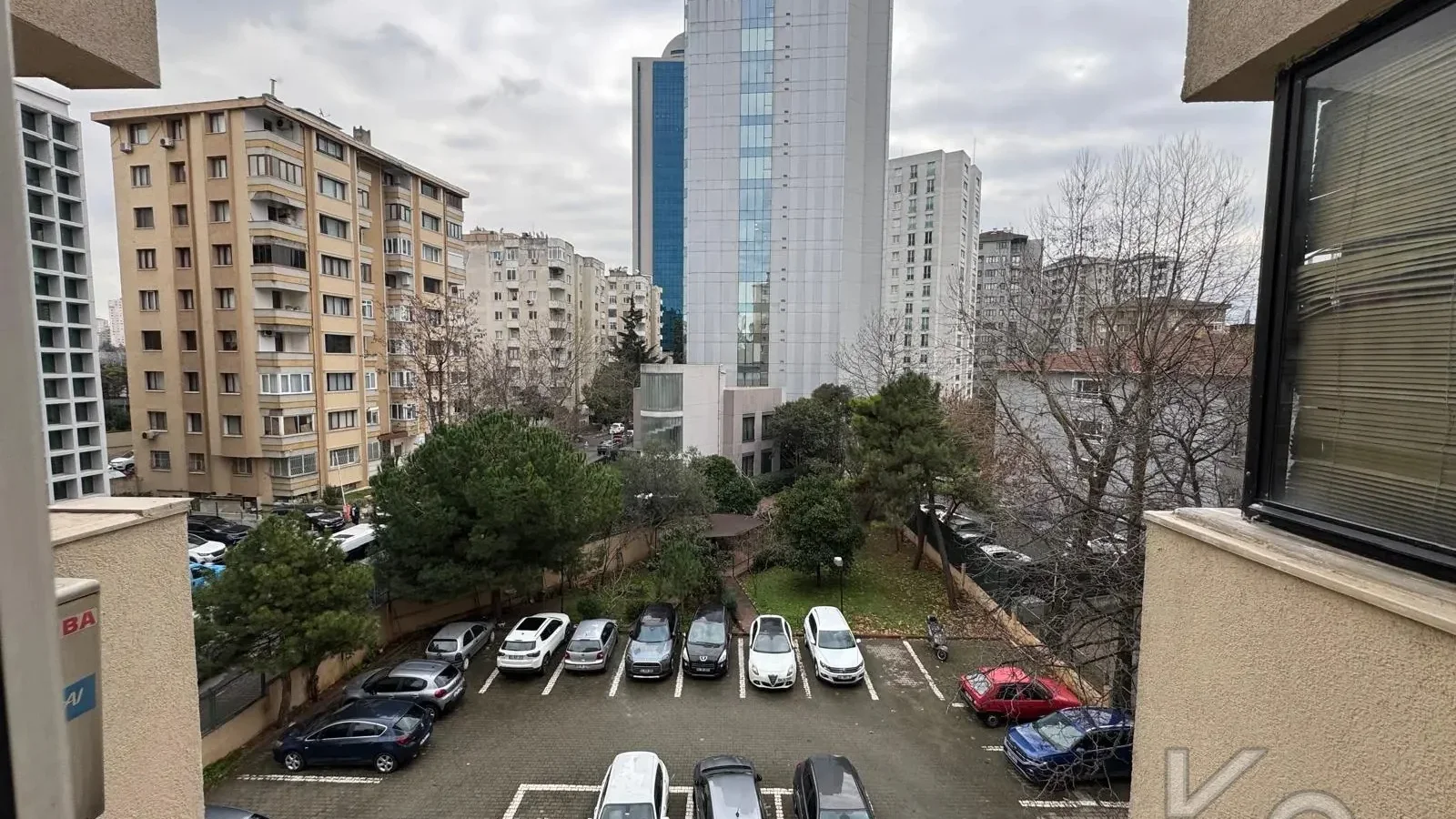 Laci̇vert Cadde Tek Yetki̇li̇ Bayar Caddesi̇ Yakını Balkonlu 102m²net 3+1