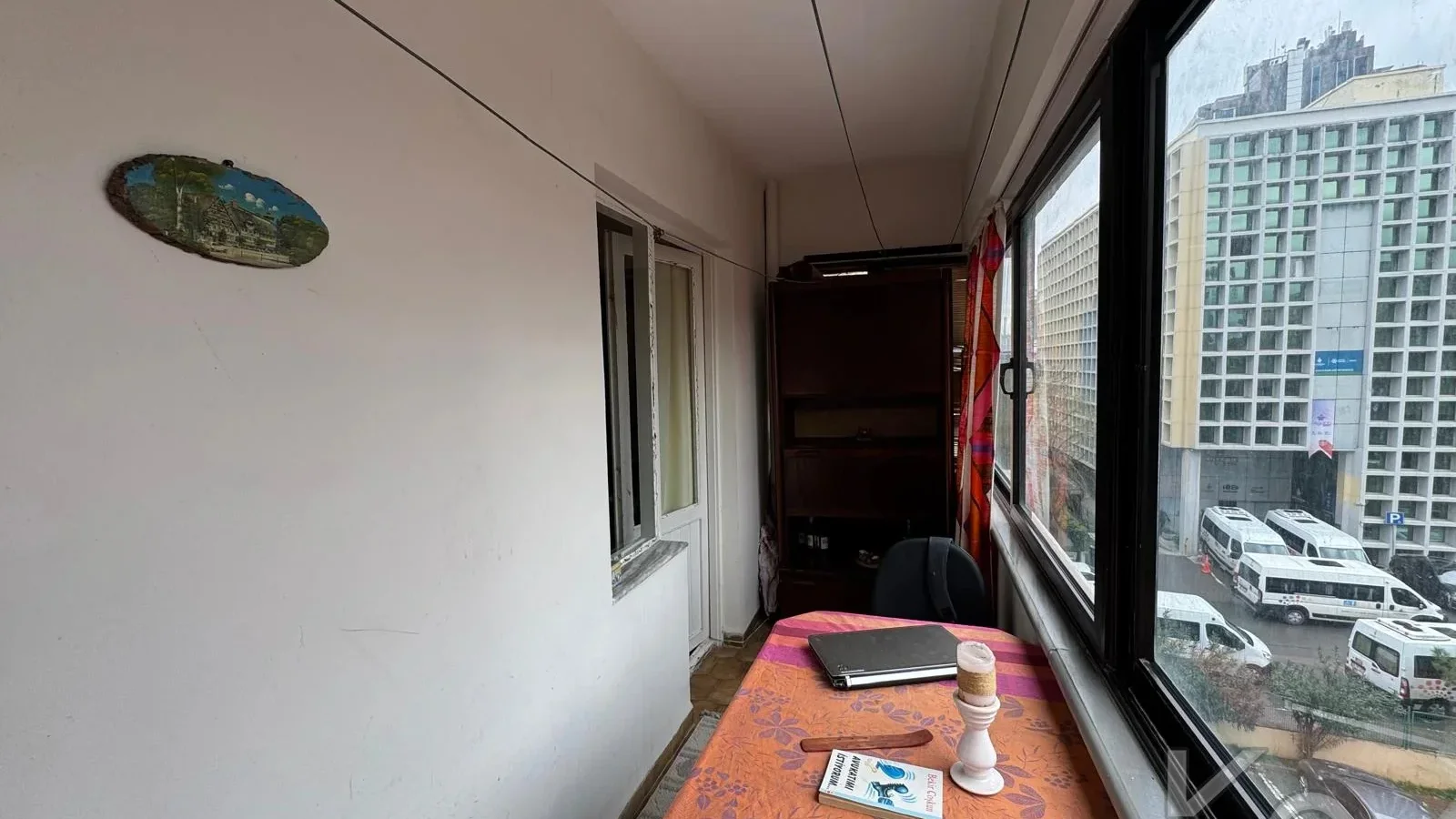 Laci̇vert Cadde Tek Yetki̇li̇ Bayar Caddesi̇ Yakını Balkonlu 102m²net 3+1