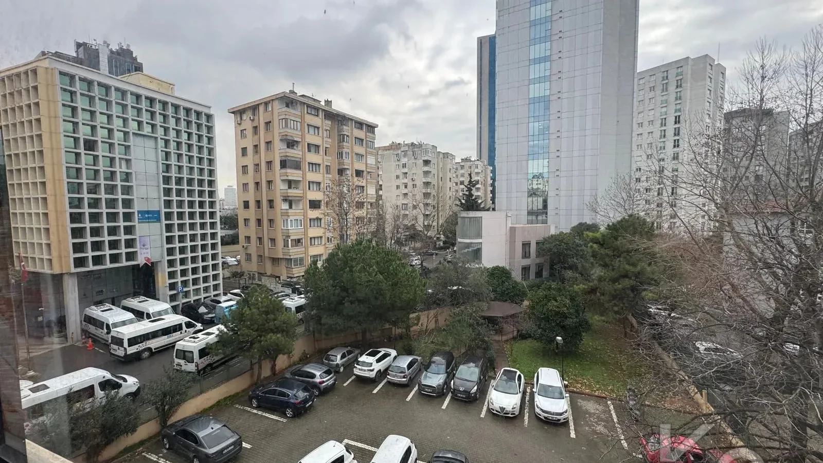 Laci̇vert Cadde Tek Yetki̇li̇ Bayar Caddesi̇ Yakını Balkonlu 102m²net 3+1
