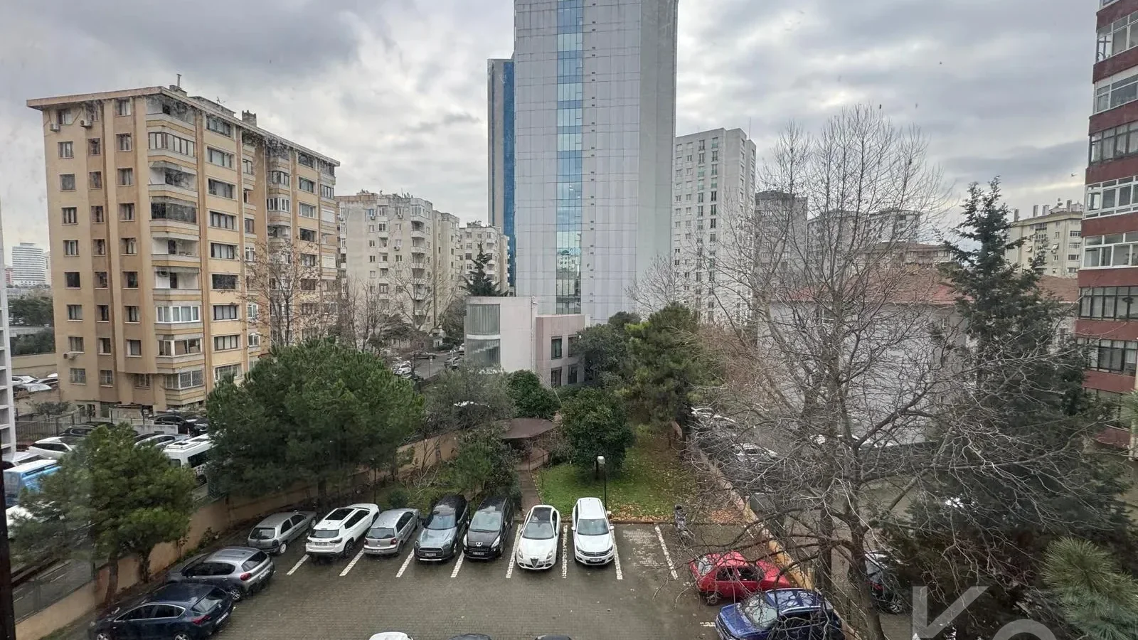 Laci̇vert Cadde Tek Yetki̇li̇ Bayar Caddesi̇ Yakını Balkonlu 102m²net 3+1