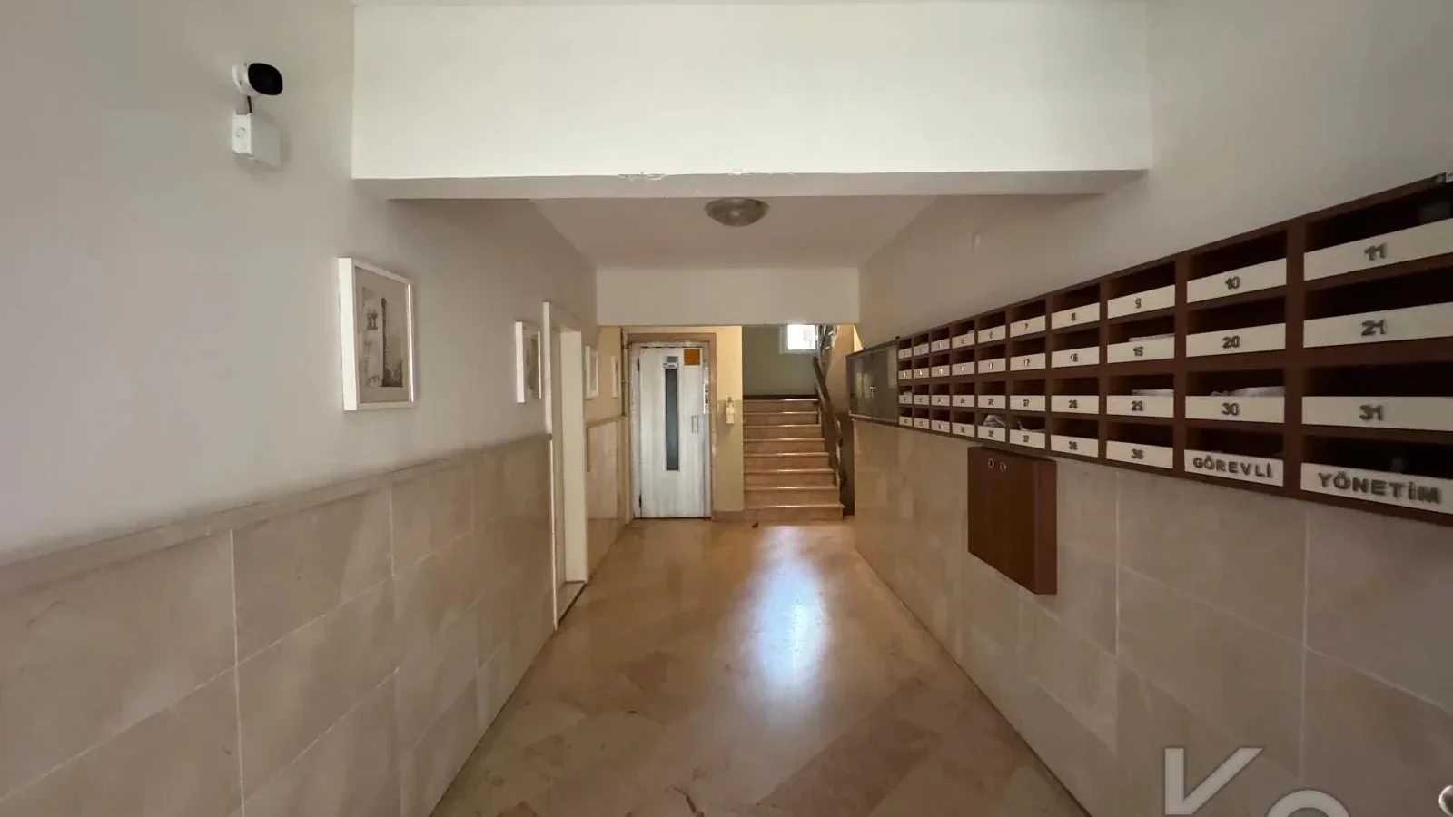 Laci̇vert Cadde Tek Yetki̇li̇ Bayar Caddesi̇ Yakını Balkonlu 102m²net 3+1