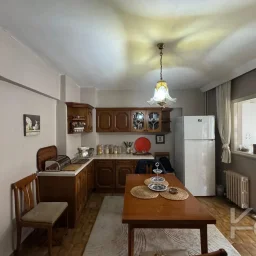 Laci̇vert Cadde Tek Yetki̇li̇ Bayar Caddesi̇ Yakını Balkonlu 102m²net 3+1
