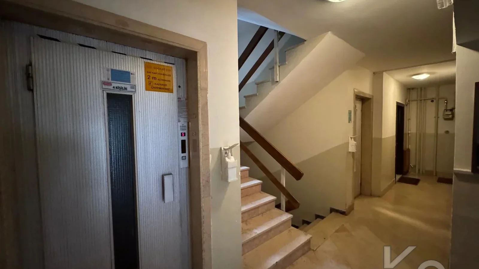 Laci̇vert Cadde Tek Yetki̇li̇ Bayar Caddesi̇ Yakını Balkonlu 102m²net 3+1