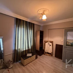 Laci̇vert Cadde Tek Yetki̇li̇ Bayar Caddesi̇ Yakını Balkonlu 102m²net 3+1