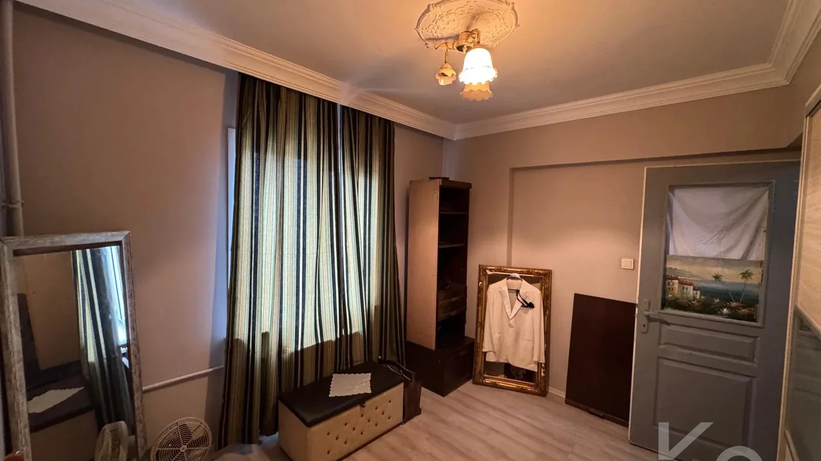 Laci̇vert Cadde Tek Yetki̇li̇ Bayar Caddesi̇ Yakını Balkonlu 102m²net 3+1