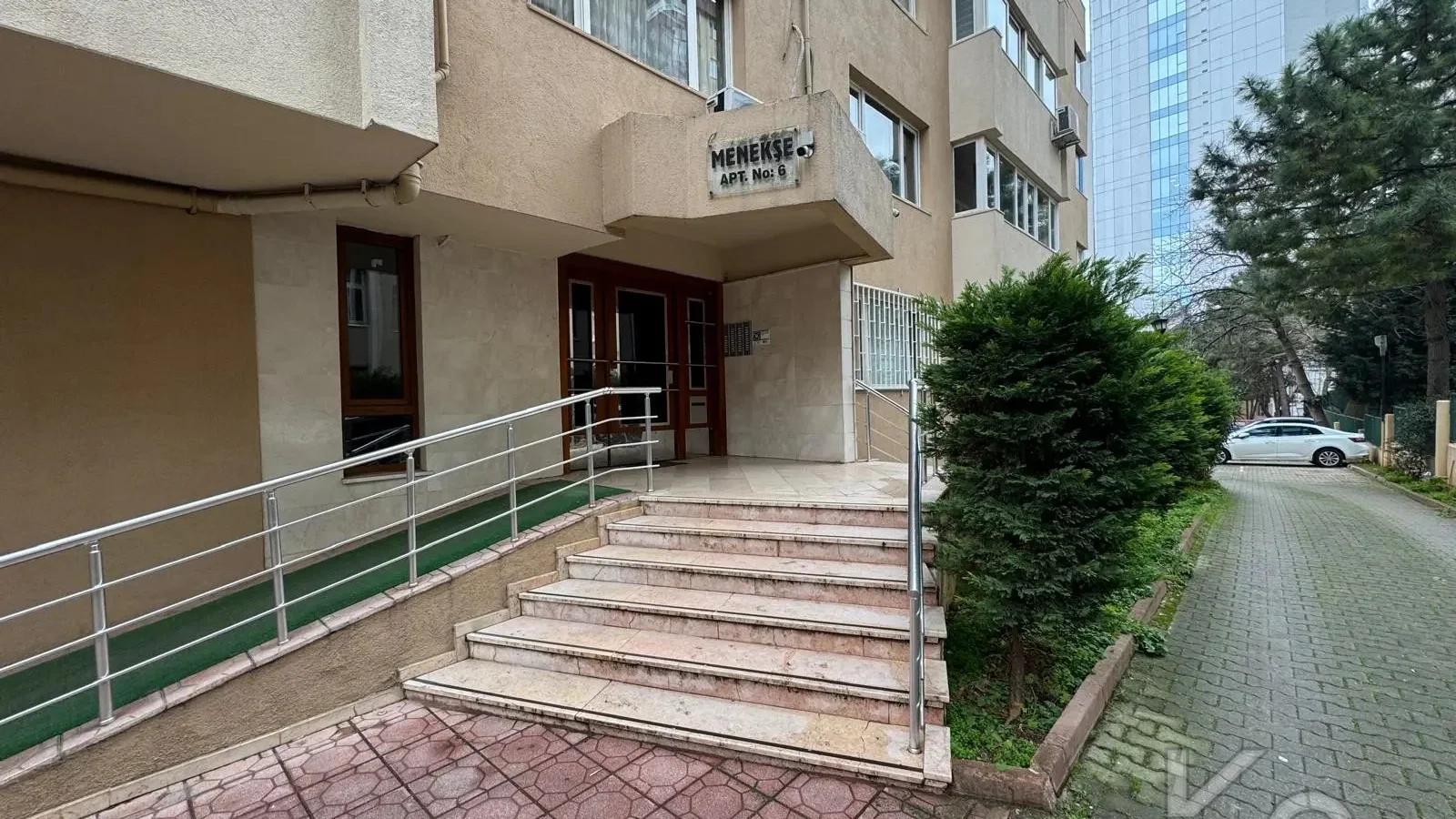 Laci̇vert Cadde Tek Yetki̇li̇ Bayar Caddesi̇ Yakını Balkonlu 102m²net 3+1