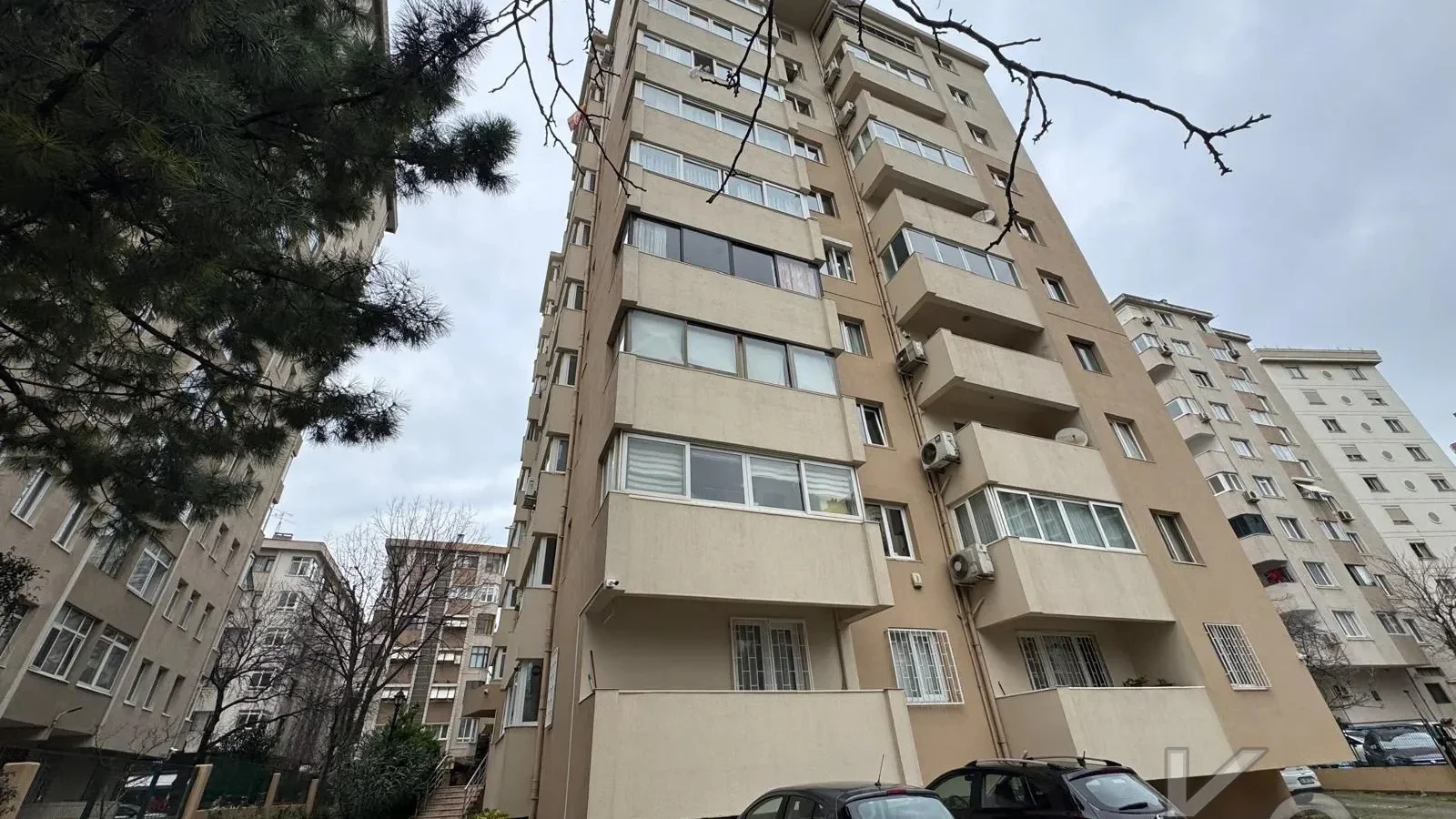 Laci̇vert Cadde Tek Yetki̇li̇ Bayar Caddesi̇ Yakını Balkonlu 102m²net 3+1