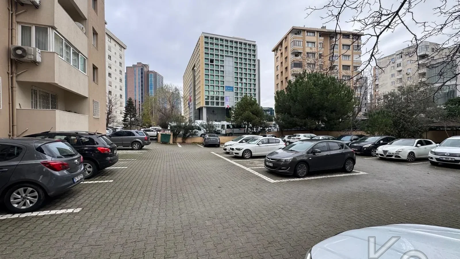 Laci̇vert Cadde Tek Yetki̇li̇ Bayar Caddesi̇ Yakını Balkonlu 102m²net 3+1