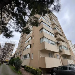 Laci̇vert Cadde Tek Yetki̇li̇ Bayar Caddesi̇ Yakını Balkonlu 102m²net 3+1