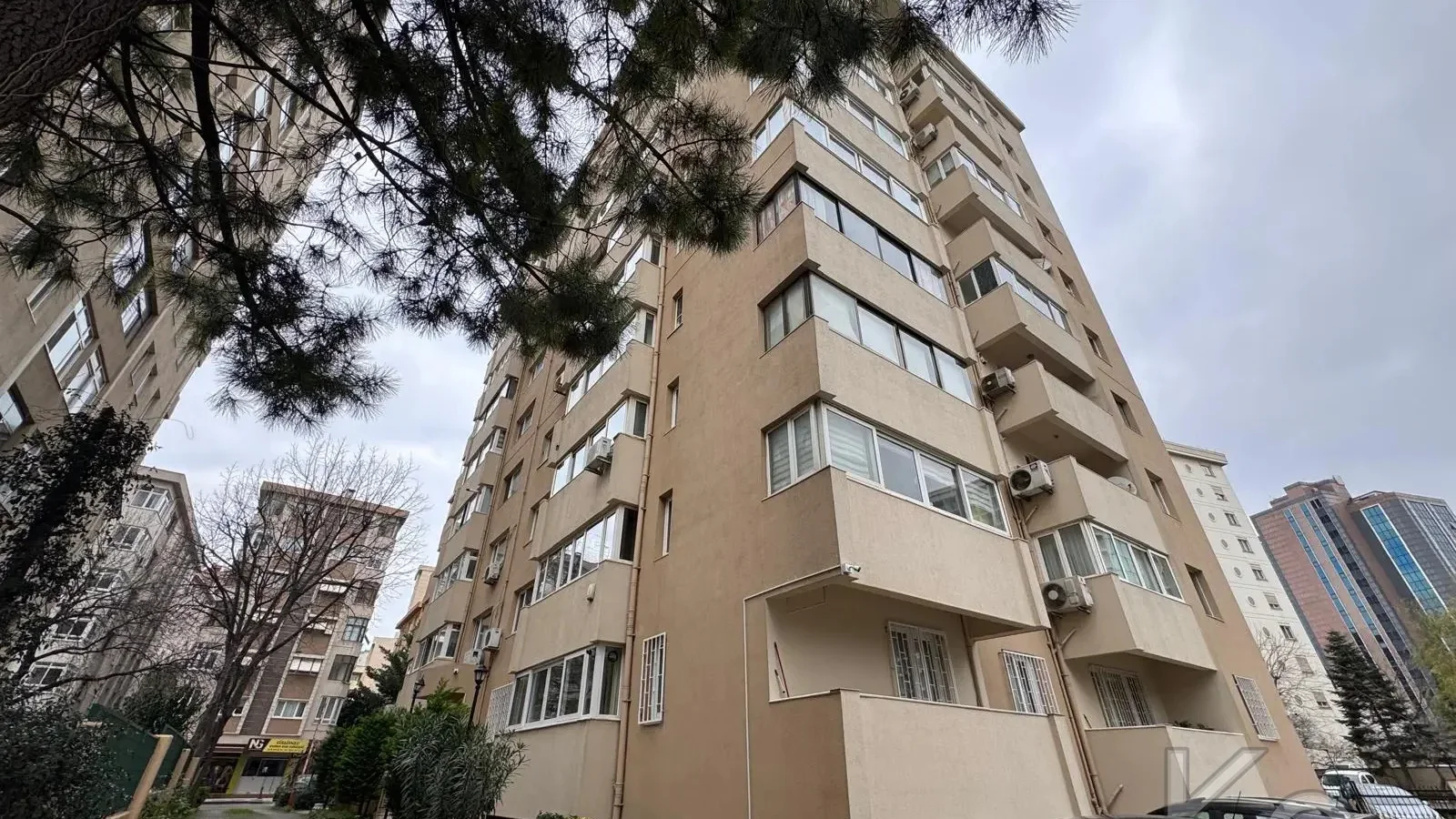 Laci̇vert Cadde Tek Yetki̇li̇ Bayar Caddesi̇ Yakını Balkonlu 102m²net 3+1