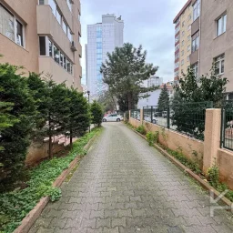 Laci̇vert Cadde Tek Yetki̇li̇ Bayar Caddesi̇ Yakını Balkonlu 102m²net 3+1