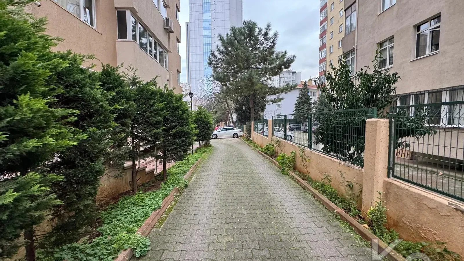 Laci̇vert Cadde Tek Yetki̇li̇ Bayar Caddesi̇ Yakını Balkonlu 102m²net 3+1