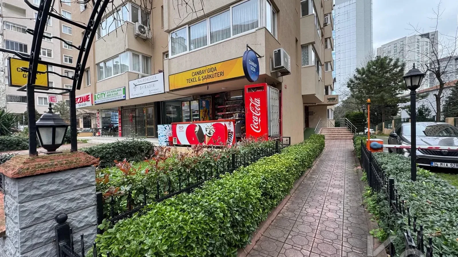 Laci̇vert Cadde Tek Yetki̇li̇ Bayar Caddesi̇ Yakını Balkonlu 102m²net 3+1