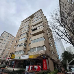 Laci̇vert Cadde Tek Yetki̇li̇ Bayar Caddesi̇ Yakını Balkonlu 102m²net 3+1