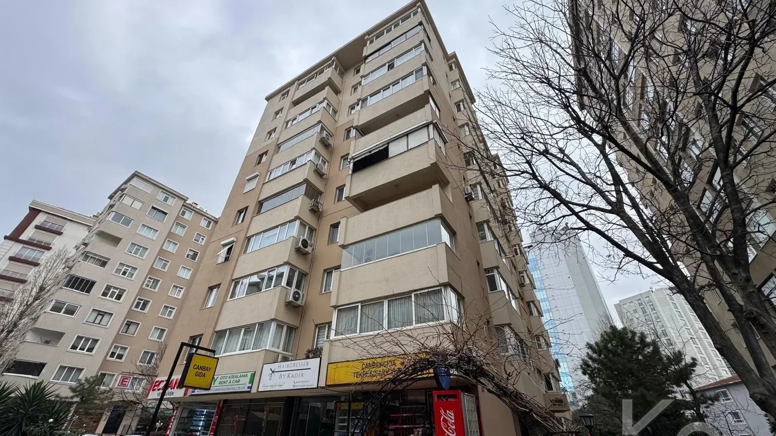 Laci̇vert Cadde Tek Yetki̇li̇ Bayar Caddesi̇ Yakını Balkonlu 102m²net 3+1