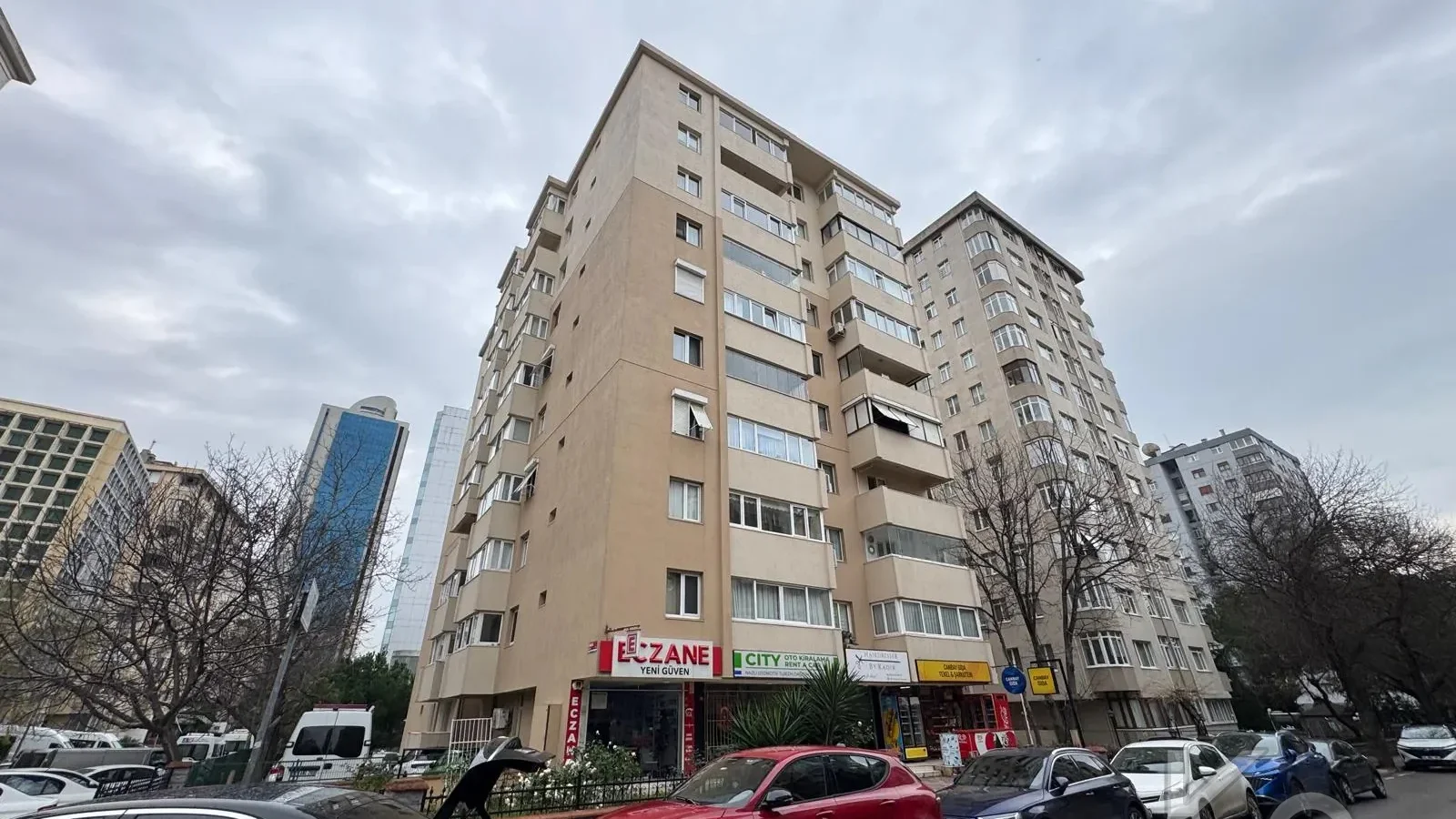 Laci̇vert Cadde Tek Yetki̇li̇ Bayar Caddesi̇ Yakını Balkonlu 102m²net 3+1