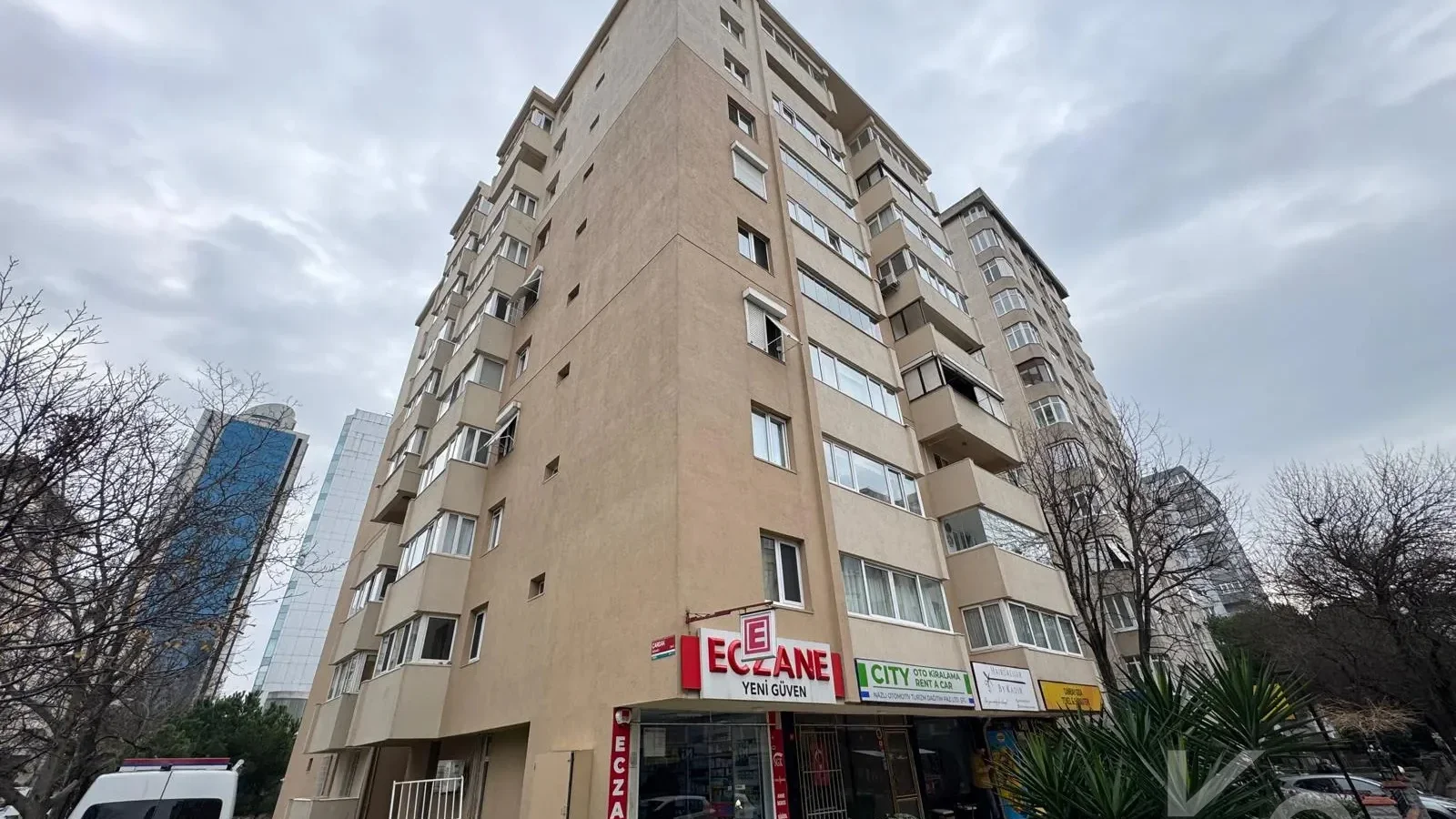 Laci̇vert Cadde Tek Yetki̇li̇ Bayar Caddesi̇ Yakını Balkonlu 102m²net 3+1