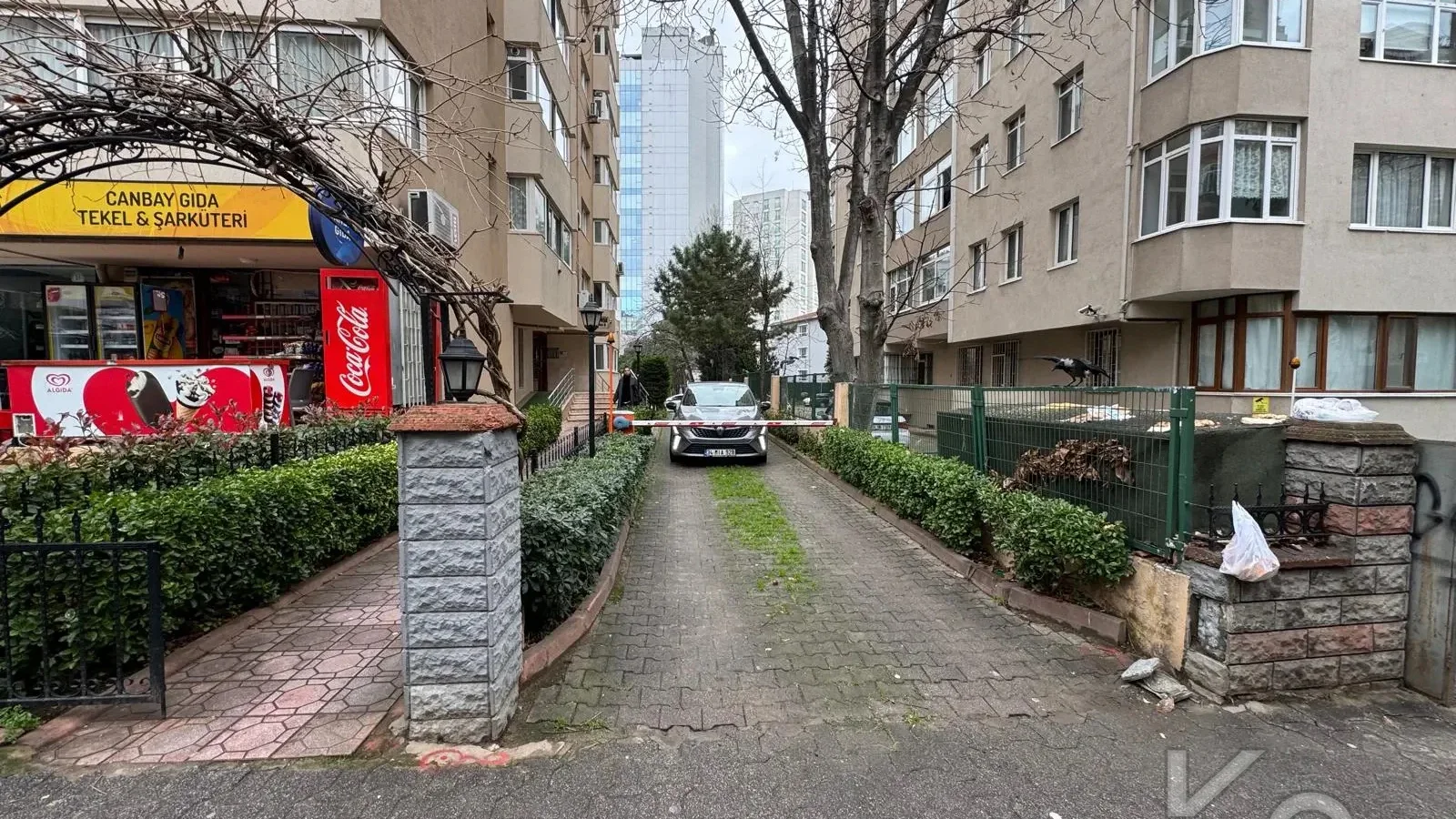 Laci̇vert Cadde Tek Yetki̇li̇ Bayar Caddesi̇ Yakını Balkonlu 102m²net 3+1