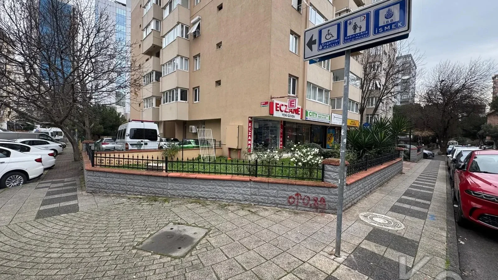 Laci̇vert Cadde Tek Yetki̇li̇ Bayar Caddesi̇ Yakını Balkonlu 102m²net 3+1