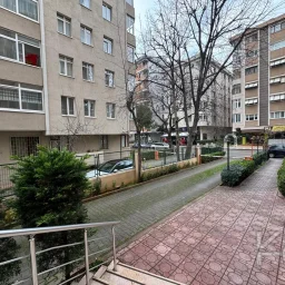 Laci̇vert Cadde Tek Yetki̇li̇ Bayar Caddesi̇ Yakını Balkonlu 102m²net 3+1