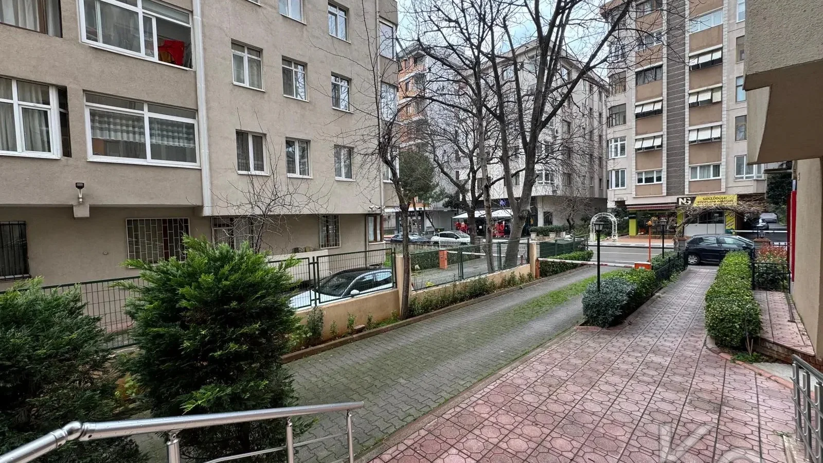 Laci̇vert Cadde Tek Yetki̇li̇ Bayar Caddesi̇ Yakını Balkonlu 102m²net 3+1