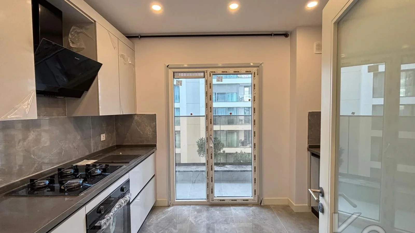 Laci̇vertcadde Bostanci Bağdat Caddesi̇ne 3.bi̇nada Marmaraya Yakin Sifir Bi̇na 3+1 90m² Net