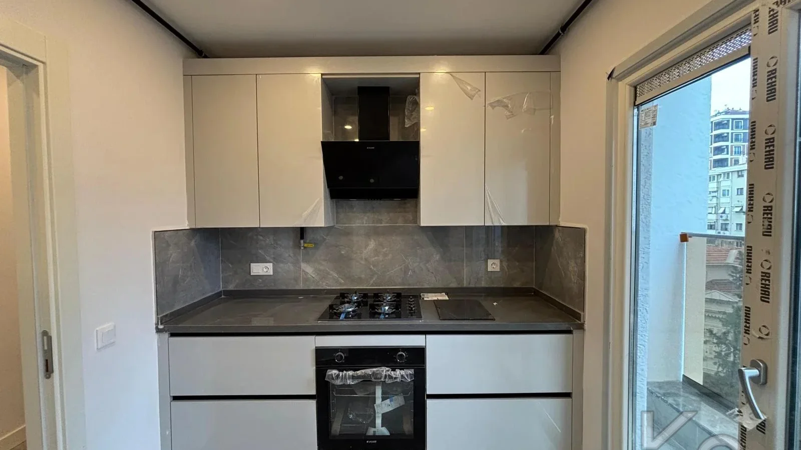 Laci̇vertcadde Bostanci Bağdat Caddesi̇ne 3.bi̇nada Marmaraya Yakin Sifir Bi̇na 3+1 90m² Net