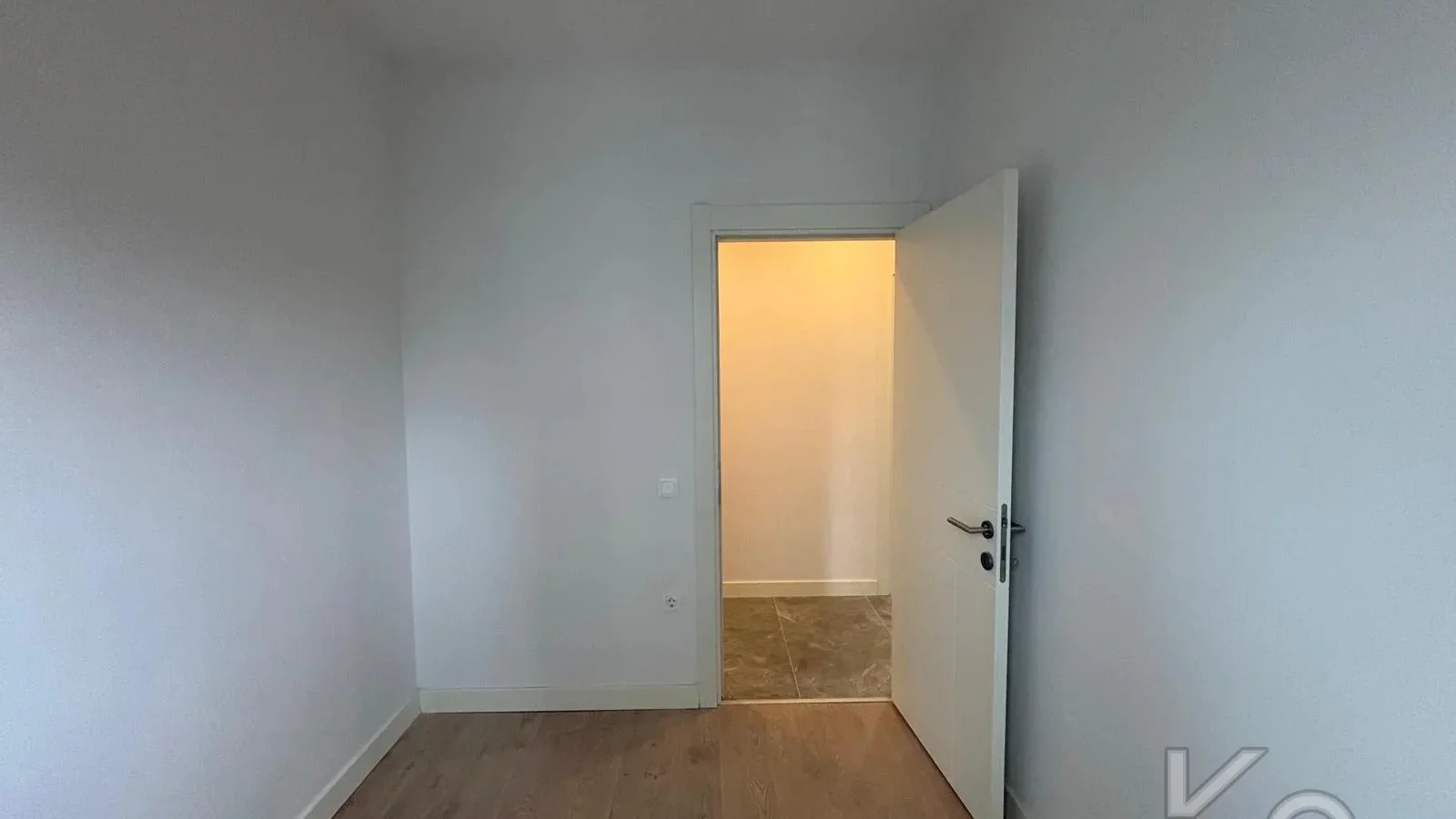 Laci̇vertcadde Bostanci Bağdat Caddesi̇ne 3.bi̇nada Marmaraya Yakin Sifir Bi̇na 3+1 90m² Net