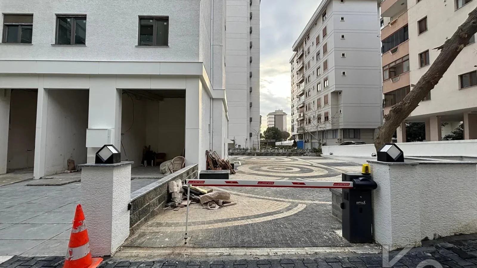 Laci̇vertcadde Bostanci Bağdat Caddesi̇ne 3.bi̇nada Marmaraya Yakin Sifir Bi̇na 3+1 90m² Net