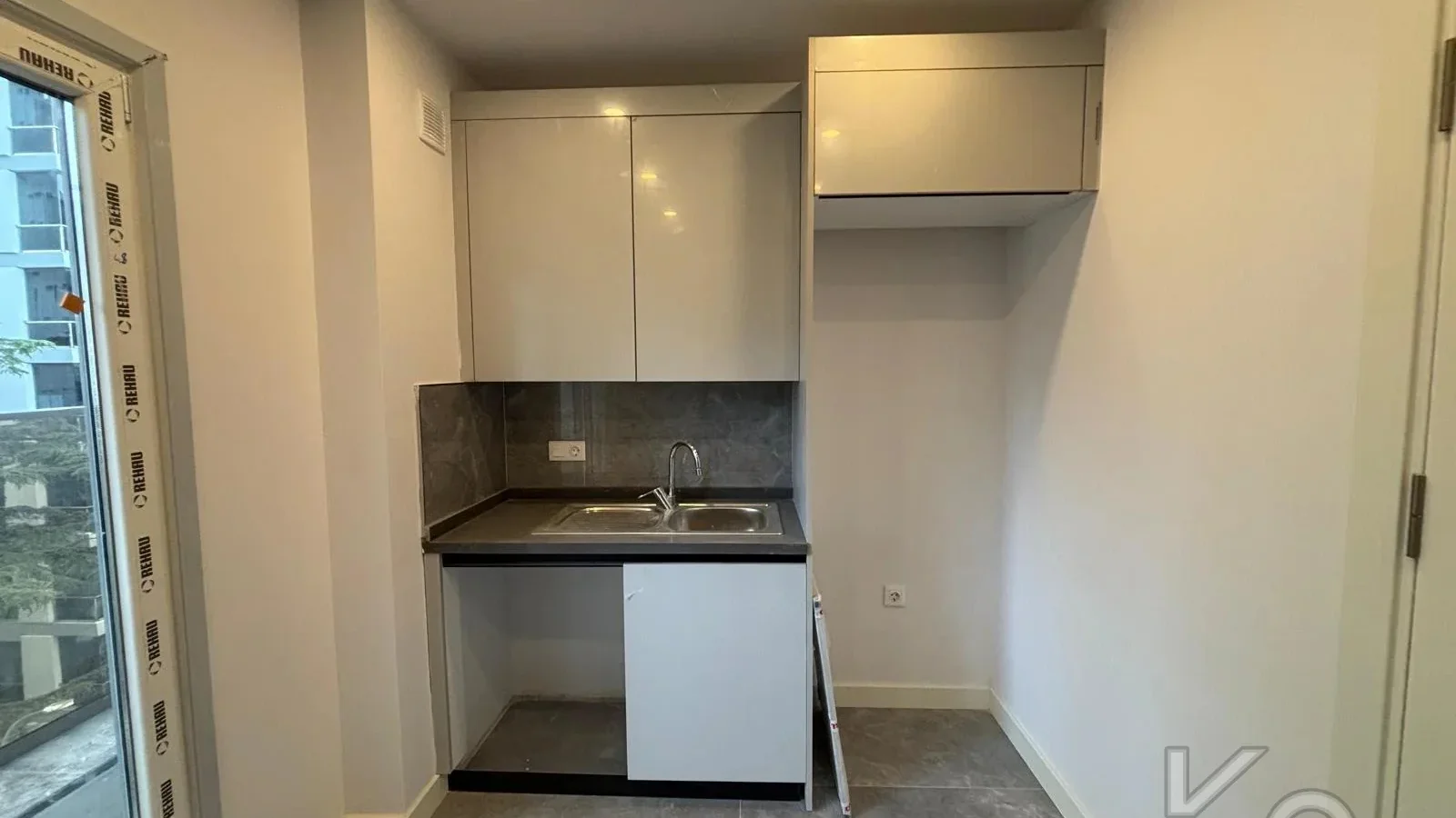 Laci̇vertcadde Bostanci Bağdat Caddesi̇ne 3.bi̇nada Marmaraya Yakin Sifir Bi̇na 3+1 90m² Net