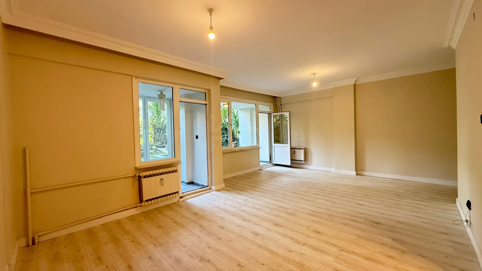 Academy Suadiye Suadiye Sahilde 2+1 Bahçe Katı 80 M2 Net İçi Yenilenmiş Balkonlu