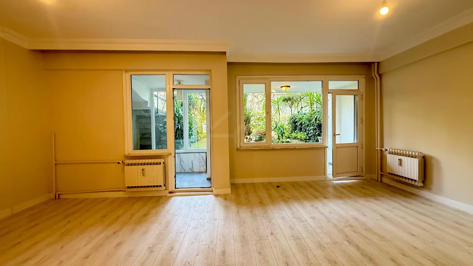 Academy Suadiye Suadiye Sahilde 2+1 Bahçe Katı 80 M2 Net İçi Yenilenmiş Balkonlu