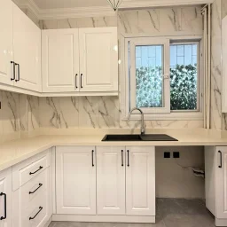 Academy Suadiye Suadiye Sahilde 2+1 Bahçe Katı 80 M2 Net İçi Yenilenmiş Balkonlu