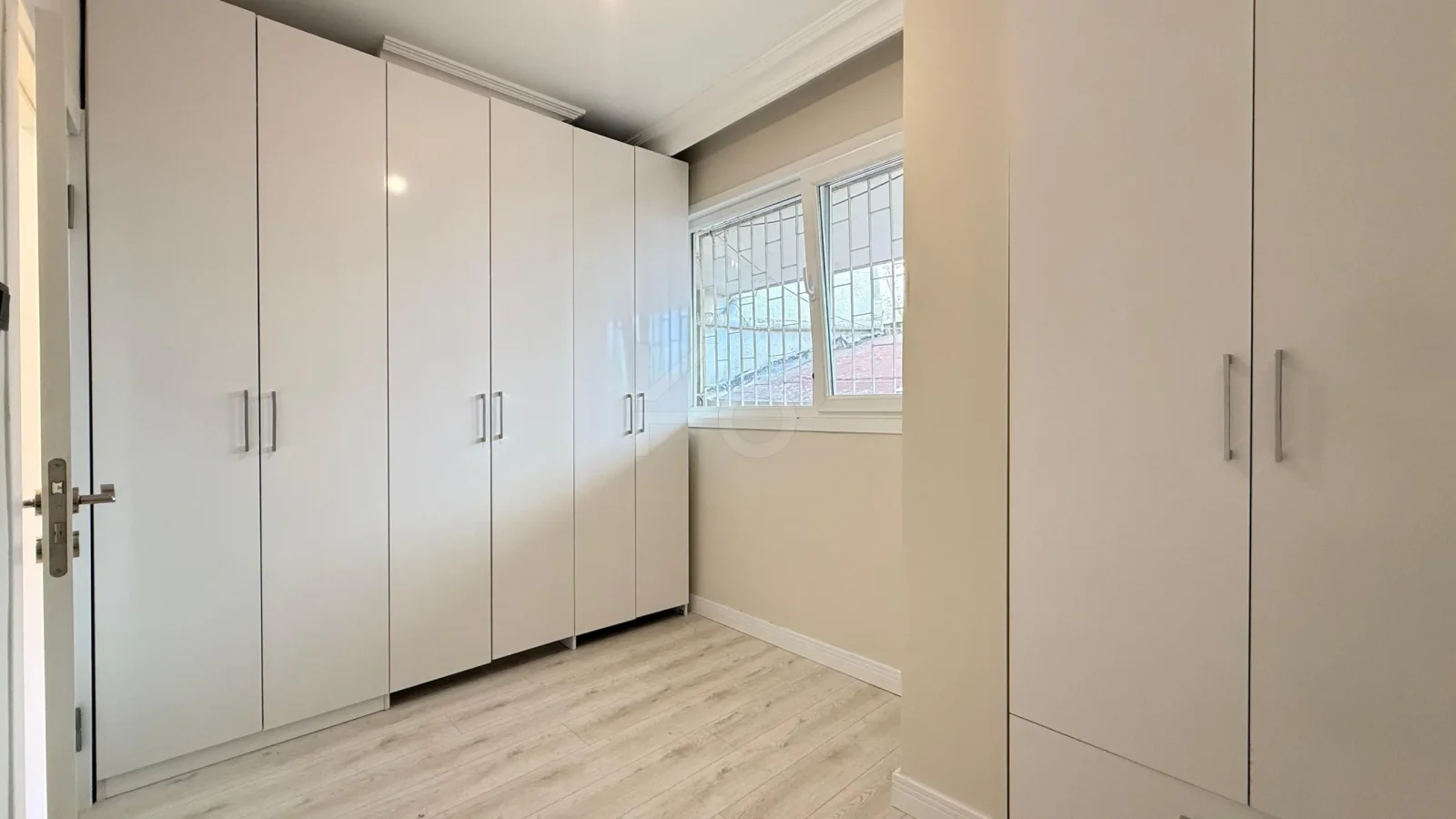 Academy Suadiye Suadiye Sahilde 2+1 Bahçe Katı 80 M2 Net İçi Yenilenmiş Balkonlu