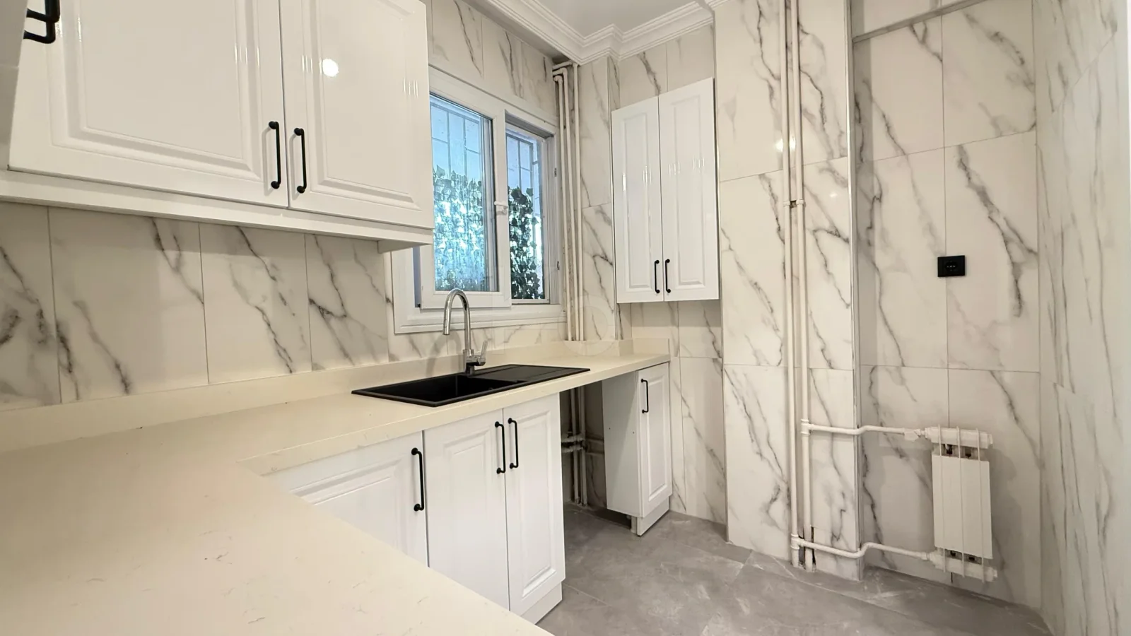 Academy Suadiye Suadiye Sahilde 2+1 Bahçe Katı 80 M2 Net İçi Yenilenmiş Balkonlu