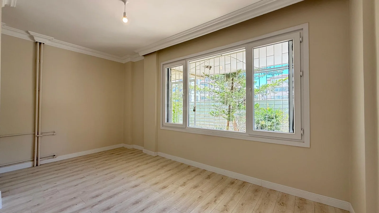 Academy Suadiye Suadiye Sahilde 2+1 Bahçe Katı 80 M2 Net İçi Yenilenmiş Balkonlu
