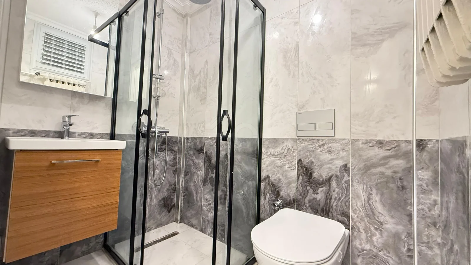 Academy Suadiye Suadiye Sahilde 2+1 Bahçe Katı 80 M2 Net İçi Yenilenmiş Balkonlu