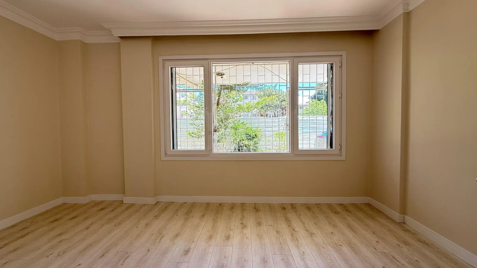 Academy Suadiye Suadiye Sahilde 2+1 Bahçe Katı 80 M2 Net İçi Yenilenmiş Balkonlu