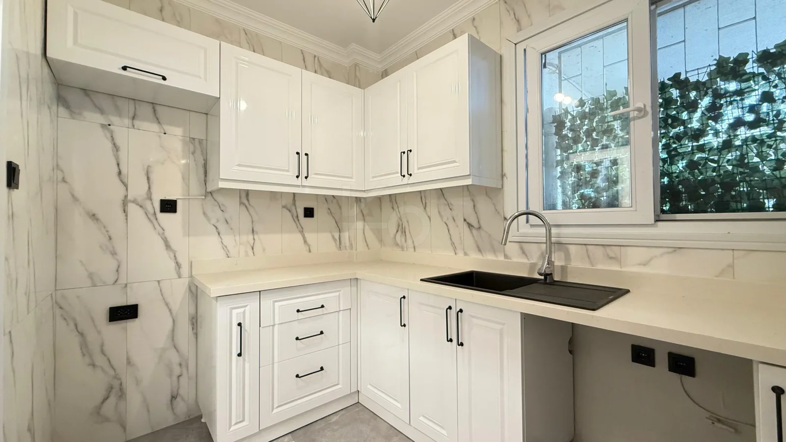 Academy Suadiye Suadiye Sahilde 2+1 Bahçe Katı 80 M2 Net İçi Yenilenmiş Balkonlu