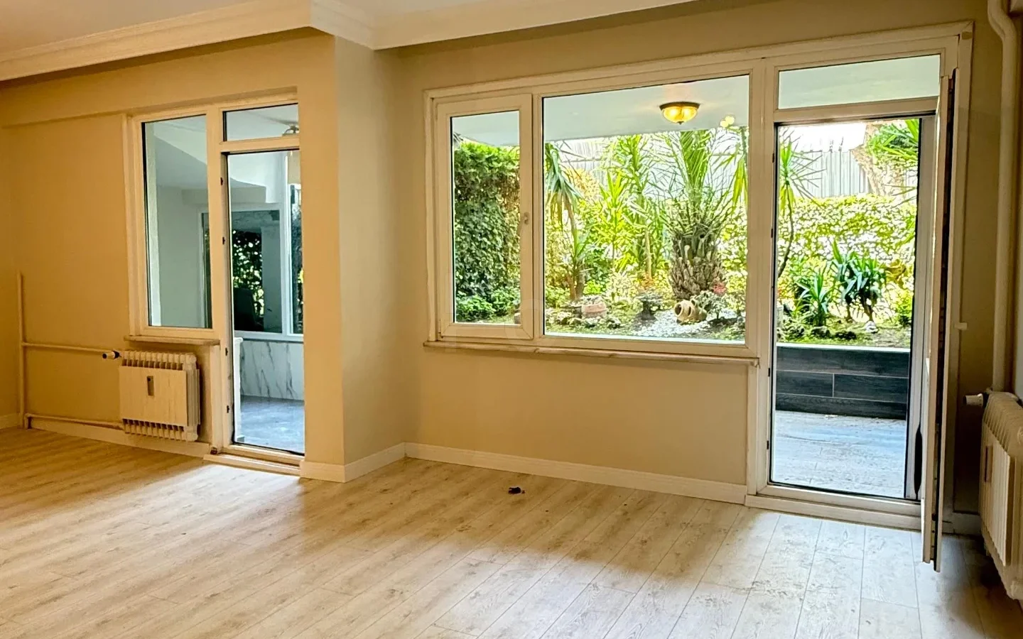 Academy Suadiye Suadiye Sahilde 2+1 Bahçe Katı 80 M2 Net İçi Yenilenmiş Balkonlu
