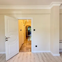 Academy Suadiye Suadiye Sahilde 2+1 Bahçe Katı 80 M2 Net İçi Yenilenmiş Balkonlu