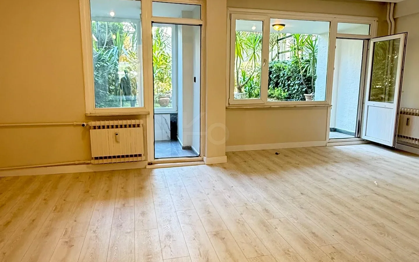 Academy Suadiye Suadiye Sahilde 2+1 Bahçe Katı 80 M2 Net İçi Yenilenmiş Balkonlu