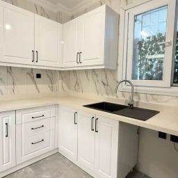 Academy Suadiye Suadiye Sahilde 2+1 Bahçe Katı 80 M2 Net İçi Yenilenmiş Balkonlu